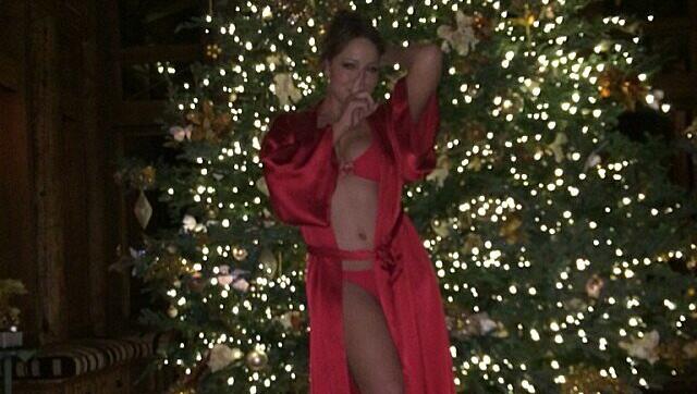 Im Hause Carey geht es heiß her zu Weihnachten: Der Pop-Star im roten Seiden-Negligé vor einem Riesen-Christbaum Im Hause Carey geht es heiß her zu Weihnachten: Der Pop-Star im roten Seiden-Negligé vor einem Riesen-Christbaum