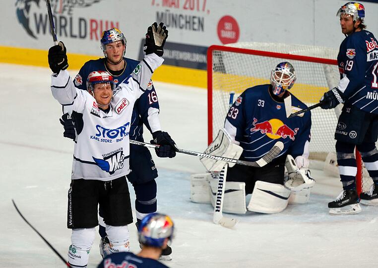 Stürmer Uli Maurer feiert seinen Treffer zum 1:1 für Schwenningen gegen seinen Ex-Klub EHC Red Bull München.