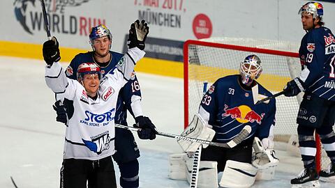 Stürmer Uli Maurer feiert seinen Treffer zum 1:1 für Schwenningen gegen seinen Ex-Klub EHC Red Bull München.