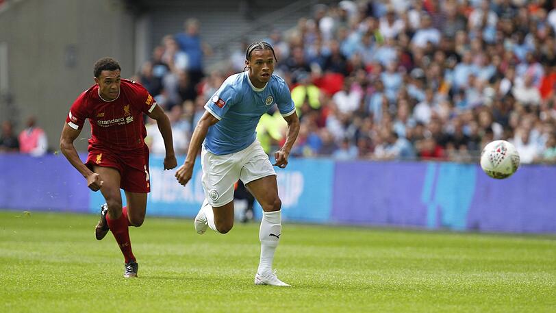 Leroy Sané (re.) zog sich im Laufduell mit Trent Alexander-Arnold einen Kreuzbandanriss zu.