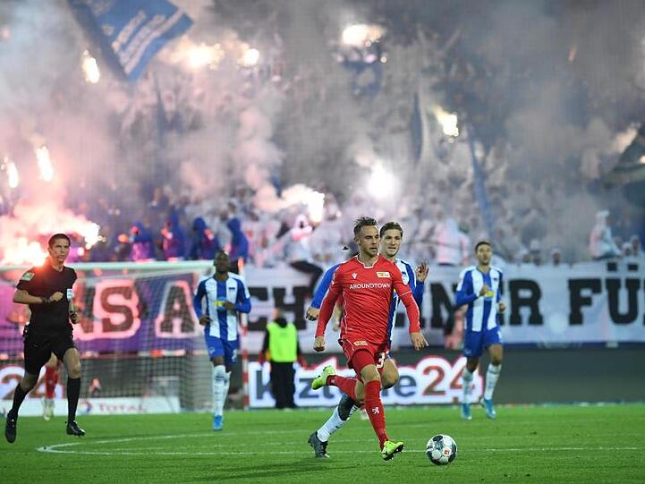 Das Hinspiel zwischen Union und Hertha wurde von reichlich Pyrotechnik begleitet.