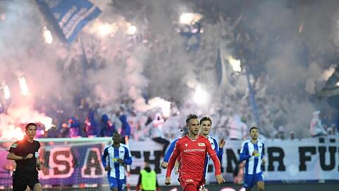Das Hinspiel zwischen Union und Hertha wurde von reichlich Pyrotechnik begleitet.