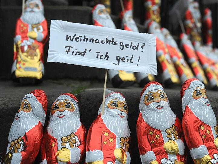 Immer mehr Tarifbeschäftigte in Deutschland erhalten Weihnachtsgeld.