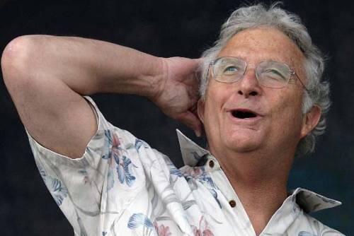 Beleg für einen dehnbaren Jazzbegriff: US-Songpoet Randy Newman lauscht beim Ingolstädter Festival Harfen und Engeln hinterher.