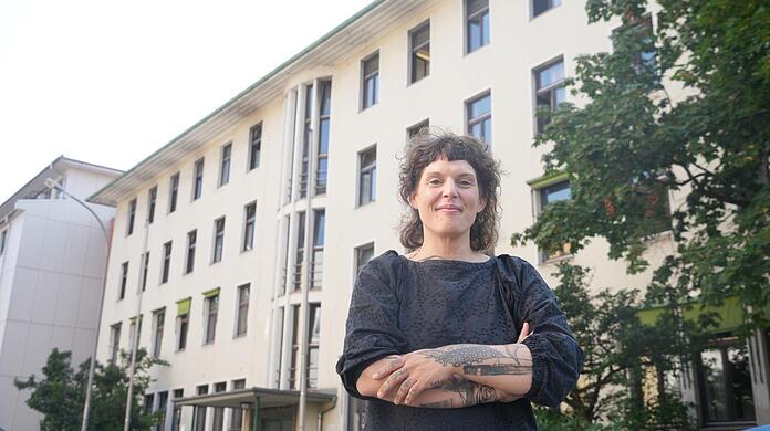 Ein Münchner Traditionshaus: Catherine Simone Cudennec vor dem Haus an der Pilgersheimer Straße, in dem seit 1952 Menschen in Not geholfen wird.