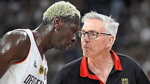 Ein Gespräch, das es so bei den Bayern-Basketballern nicht gibt: Coach Herbert (r.) und Nationalspieler Bonga (l.), der aus München nach Belgrad gewechselt ist.