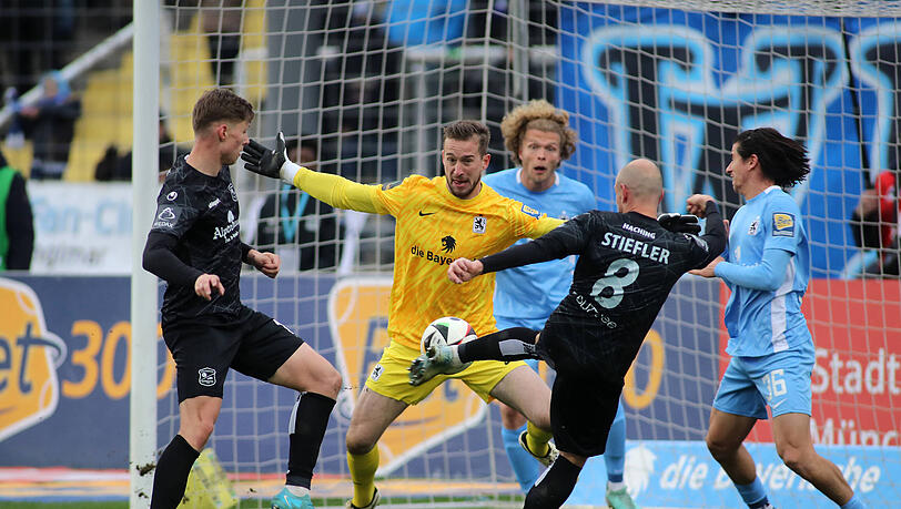 Wurde im S-Bahn-Derby nicht nur von den Haching-Spielern unter Beschuss genommen: TSV-1860-Keeper Marco Hiller.