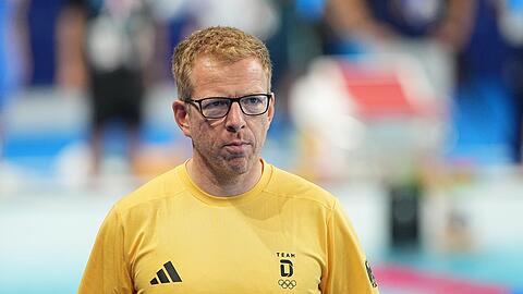 Bundestrainer Bernd Berkhahn hat den Zeitpunkt der ersten Renn-Verschiebung kritisiert.