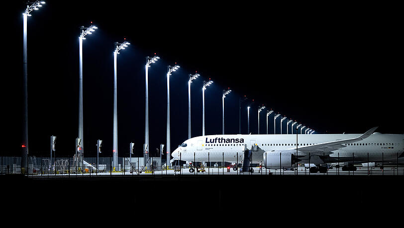 Eine Lufthansa-Maschine steht am Flughafen München, wo Hunderte Passagiere wegen fehlender Busse stundenlang in ihren Flugzeugen ausharren mussten. Eine Lufthansa-Maschine steht am Flughafen München, wo Hunderte Passagiere wegen fehlender Busse stundenlang in ihren Flugzeugen ausharren mussten.