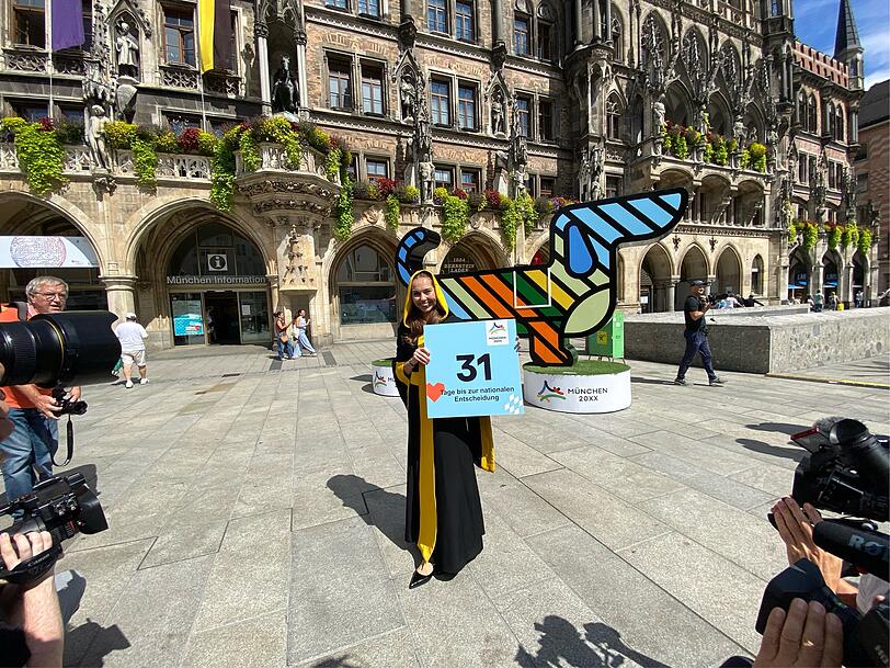 Noch 31 Tage bis zur Olympiaentscheidung: Hier startet Sina Hochreiter als  M&uuml;nchner Kindl den "Countdown" am Riesen-Waldi.