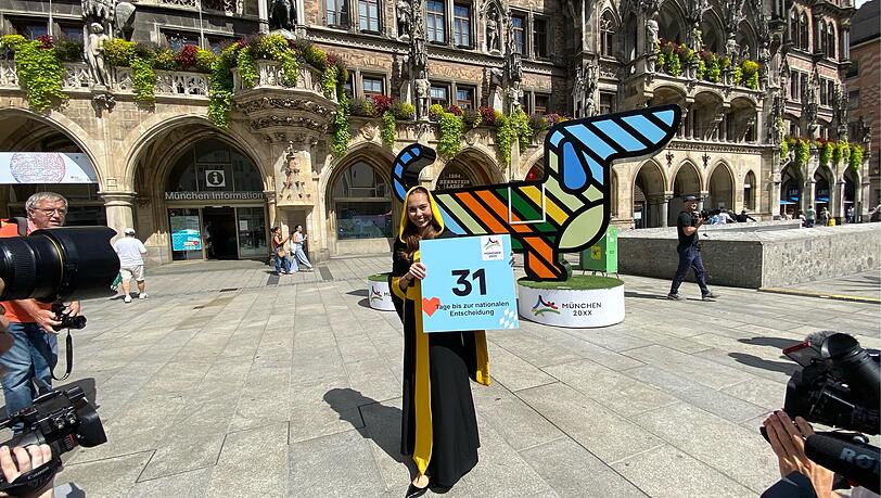 Noch 31 Tage bis zur Olympiaentscheidung: Hier startet Sina Hochreiter als Münchner Kindl den "Countdown" am Riesen-Waldi. Noch 31 Tage bis zur Olympiaentscheidung: Hier startet Sina Hochreiter als Münchner Kindl den "Countdown" am Riesen-Waldi.