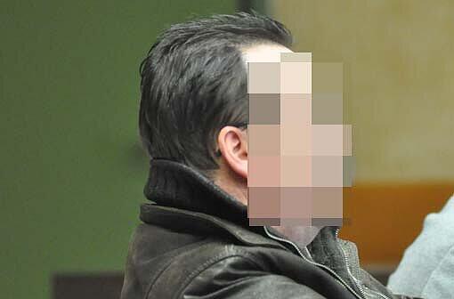 Schnüffler wegen Bestechung einer Polizistin vor Gericht verurteilt. Er wollte Polizei-Daten von der Beamtin.