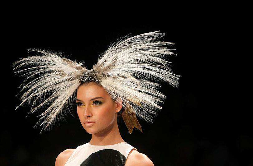 Fashion Week in der indischen Hafenmetropole Mumbai: Manche Kreationen sehen aus, als kämen sie von einem anderen Planeten. Der Stil bewegt sich in gewagter Weise zwischen Lady Gaga, Star Wars und Minnie Maus.