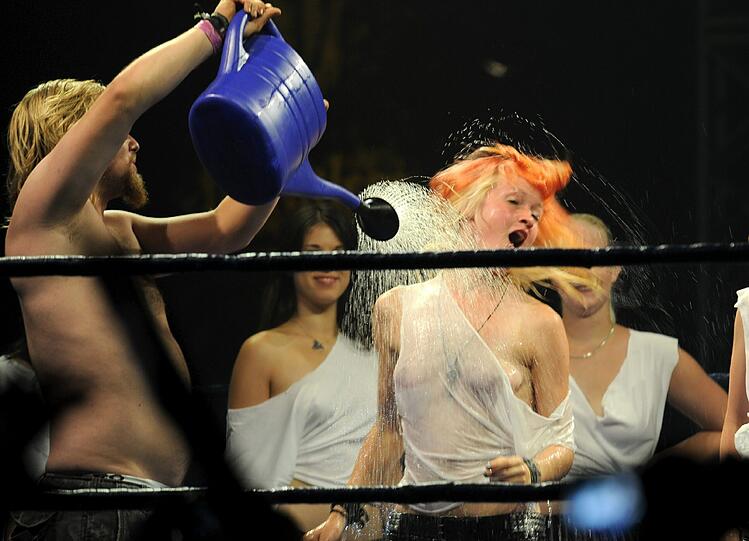 Wet T-Shirts, wilde Rocker, schräge Outfits: So verrückt war das Wacken-Festival 2011. Wir zeigen die besten Bilder. Einfach weiterklicken!