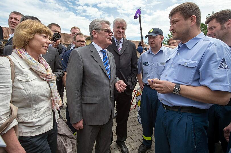 Gauck sprach Helfern und Opfern der Flutkatastrophe seine Bewunderung aus.