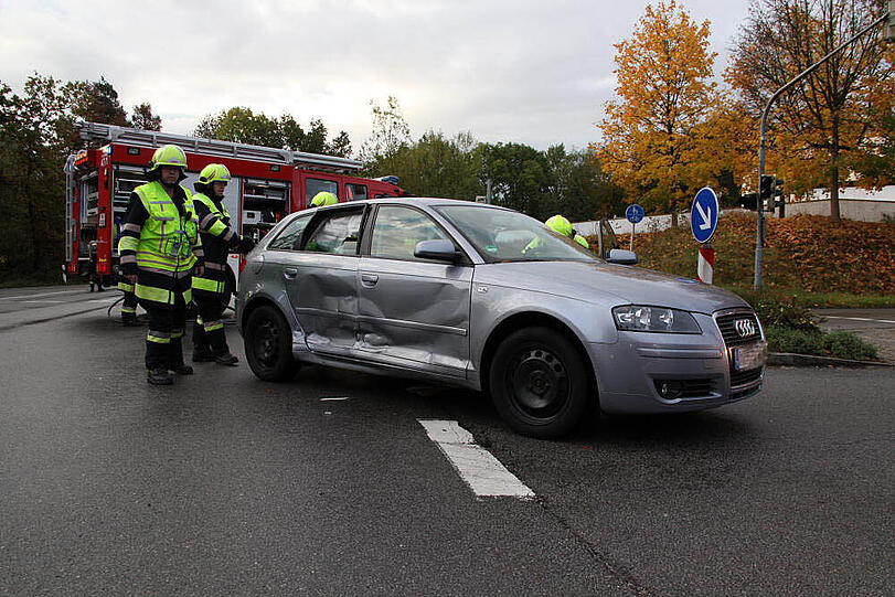 Unfall auf einer Kreuzung in Waldkraiburg. Eine Person wurde im Fahrzeug eingeschlossen und musste von der Feuerwehr befreit werden. Die Bilder vom Unfallort.