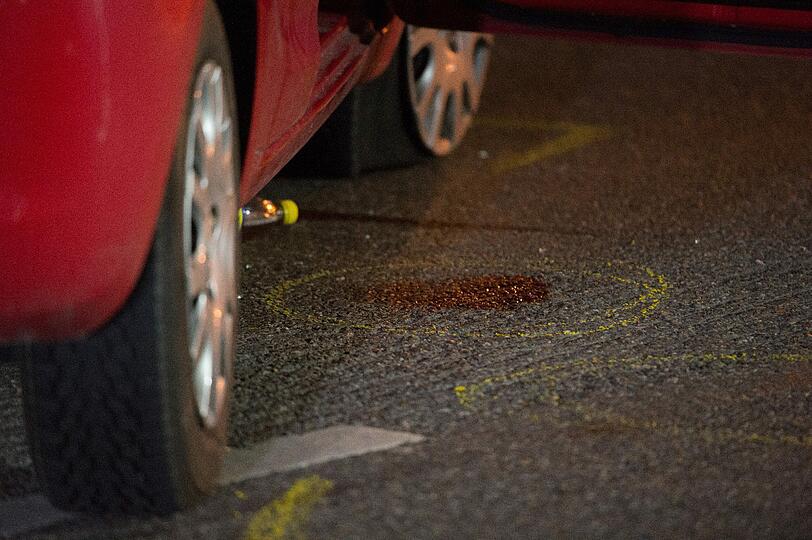 Zwei mutmaßliche Kriminelle wollten sich einer Festnahme entziehen und hatten bei der Flucht einen Polizisten schwer verletzt. Die Polizei eröffnete daraufhin das Feuer.