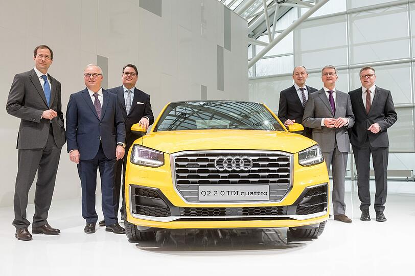 Die Vorstände des Fahrzeugherstellers Audi AG, (v. l.) Finanzvorstand Axel Strotbek, Produktionsvorstand Hubert Waltl, Vertriebsvorstand Dietmar Voggenreiter, Entwicklungsvorstand Stefan Knirsch, Vorstandsvorsitzende Rupert Stadler und Personalvorstand Thomas Sigi stehen  kurz vor der Bilanz-Pressekonferenz in Ingolstadt (Bayern) um einen Audi Q2 2.0 TDI quattro.