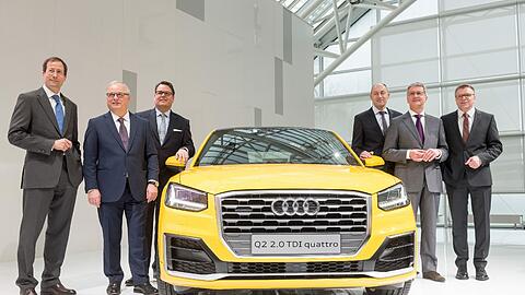 Die Vorstände des Fahrzeugherstellers Audi AG, (v. l.) Finanzvorstand Axel Strotbek, Produktionsvorstand Hubert Waltl, Vertriebsvorstand Dietmar Voggenreiter, Entwicklungsvorstand Stefan Knirsch, Vorstandsvorsitzende Rupert Stadler und Personalvorstand Thomas Sigi stehen  kurz vor der Bilanz-Pressekonferenz in Ingolstadt (Bayern) um einen Audi Q2 2.0 TDI quattro.