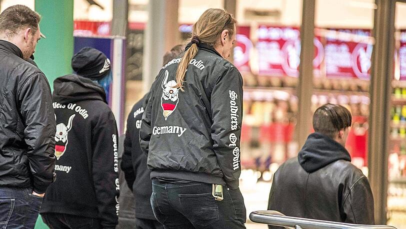 "Soldiers of Odin" ziehen durch München. Auffallend: Sie tragen gern die bei Rechtsextremisten beliebte Farbkombi Schwarz-Weiß-Rot.