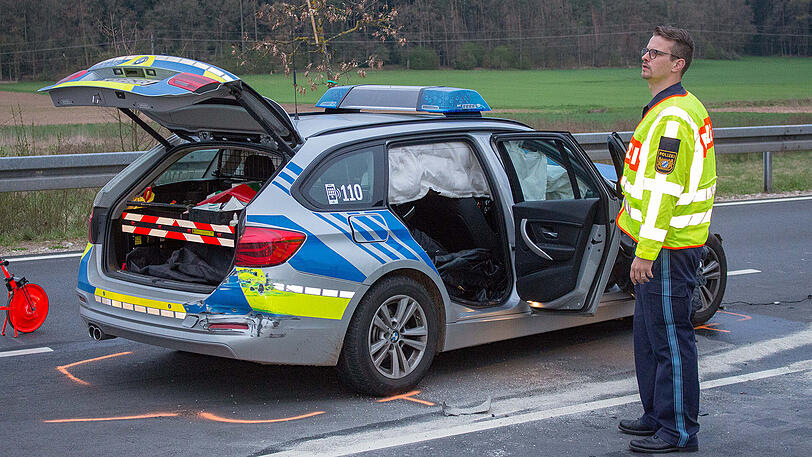 Ein Trümmerfeld auf der Staatsstraße 2245 in Zirndorf: Der Rollerfahrer starb noch vor Ort, der 30-Jährige stieß mit einem Streifenwagen zusammen, der gerade auf Einsatzfahrt war. Die Bilder.