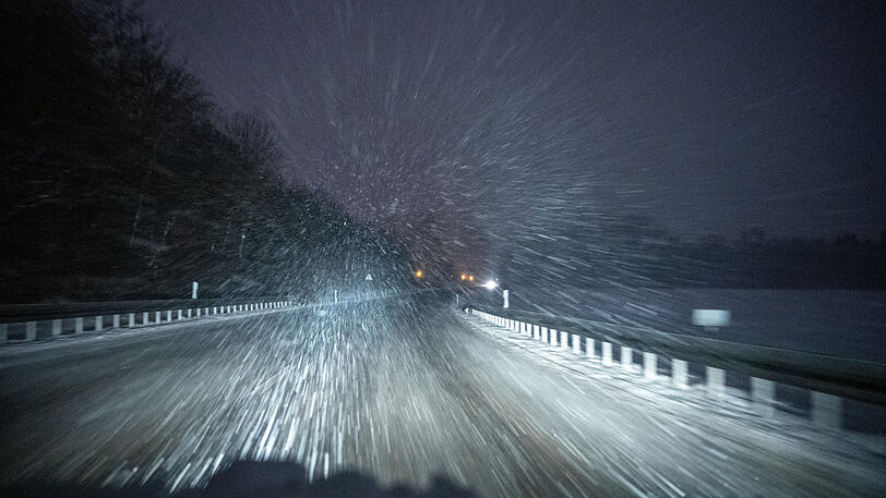 In der Nacht zum Samstag setzten in Südbayern starke Schneefälle ein.