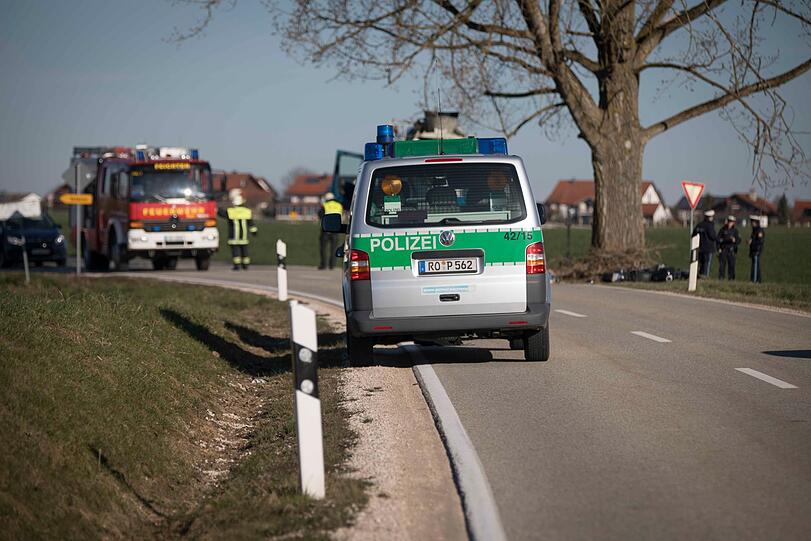 Ein 18-jähriger Motorradfahrer ist am Donnerstagmorgen bei einem Unfall mit einem Betonmischer getötet worden.