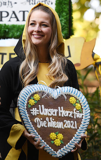 Das "Münchner Kindl" trägt am Viktualienmarkt ein Lebkuchenherz zum Start der "WirtshausWiesn 2021".
