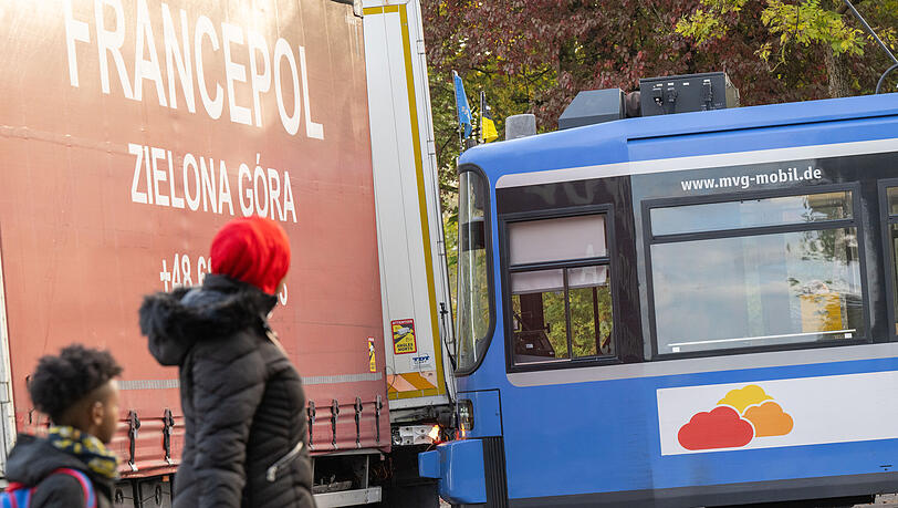 Eine Tram steht in den Morgenstunden nach einer Kollision mit einem langen LKW still. Der Unfall ereignete sich in der Cosimastrasse.