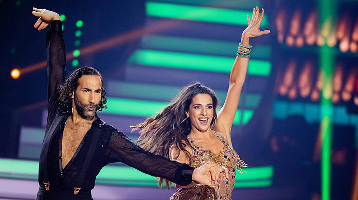 YouTuberin Sally Özcan tanzte mit Massimo Sinato bei "Let's Dance"