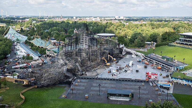 Die zerstörte Festivalbühne in Boom.