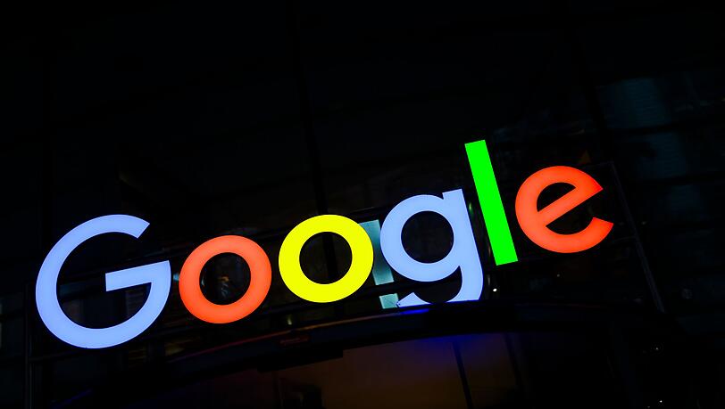 Google könnte nach Ansicht der EU-Kommission auf dem KI-Markt gegen Wettbewerbsrecht verstoßen haben. (Archivbild) Google könnte nach Ansicht der EU-Kommission auf dem KI-Markt gegen Wettbewerbsrecht verstoßen haben. (Archivbild)