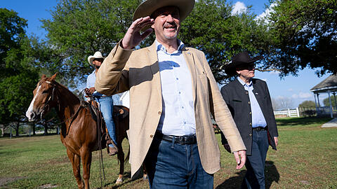 Markus S&ouml;der (M, CSU), Ministerpr&auml;sident von Bayern, und Florian Herrmann (r, CSU), Leiter der bayerischen Staatskanzlei, besuchen die George Ranch. S&ouml;der unternimmt eine mehrt&auml;gige Reise in die USA mit Stationen in den Bundesstaaten Texas und South Carolina.