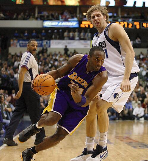 Kobe Bryant - hier im Zweikampf mit Dirk Nowitzki - ist laut Forbes der vierzehntmächtigste Promi der Welt.