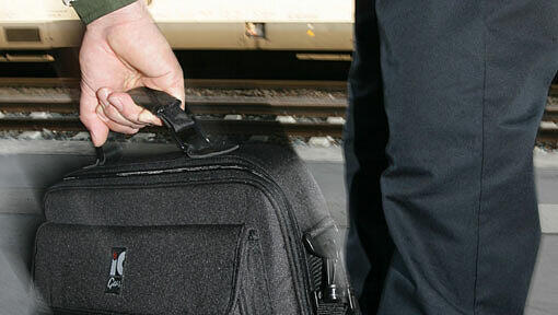 Die Polizei warnt immer wieder vor Taschendieben (Symbolbild) Die Polizei warnt immer wieder vor Taschendieben (Symbolbild)
