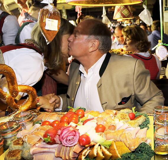 ...auch Uli Hoeneß von den Bayern zu sehen - hier mit Beate Merk.