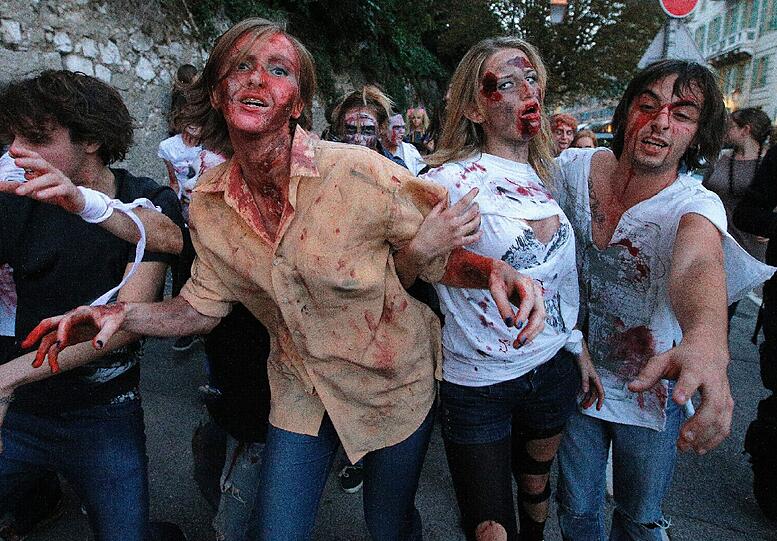 Diese willenlosen Monster wandeln durch das südfranzösische Nizza.