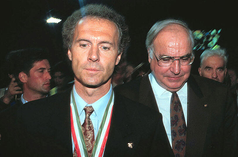 Franz Beckenbauer mit dem damaligen Bundeskanzler Helmut Kohl.