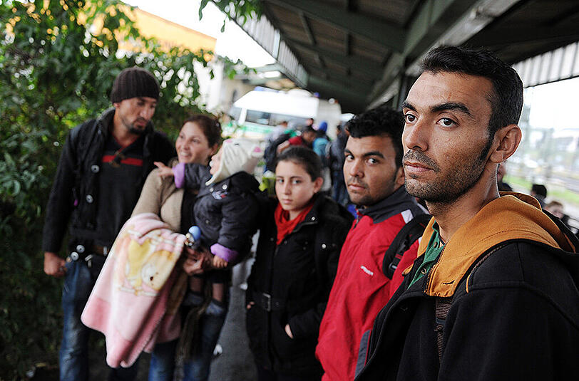 Der syrische Flüchtling Behzad Ahmed (r-l) und Mitglieder seiner Familie nach ihrer Ankunft in Passau am Bahnhof. Behzad träumt davon in Deutschland als Ingenieur zu arbeiten.
