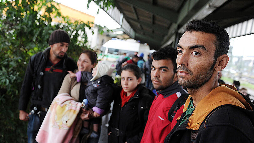 Der syrische Flüchtling Behzad Ahmed (r-l) und Mitglieder seiner Familie nach ihrer Ankunft in Passau am Bahnhof. Behzad träumt davon in Deutschland als Ingenieur zu arbeiten. Der syrische Flüchtling Behzad Ahmed (r-l) und Mitglieder seiner Familie nach ihrer Ankunft in Passau am Bahnhof. Behzad träumt davon in Deutschland als Ingenieur zu arbeiten.