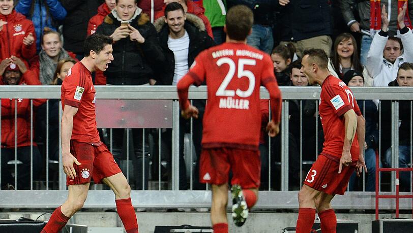 Die Bayern jubeln über das 1:0 von Robert Lewandowski. Die Bayern jubeln über das 1:0 von Robert Lewandowski.