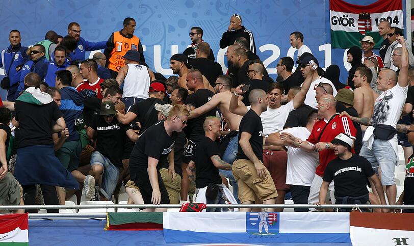 Auch vor dem Spiel zwischen Ungarn und Island kommt es zu Krawallen auf der Tribüne.
