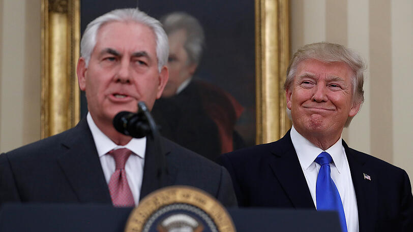 Der eine spricht, der andere freut sich: Rex Tillerson (li.) ist neuer US-Außenminister.