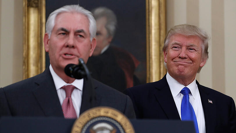 Der eine spricht, der andere freut sich: Rex Tillerson (li.) ist neuer US-Außenminister. Der eine spricht, der andere freut sich: Rex Tillerson (li.) ist neuer US-Außenminister.
