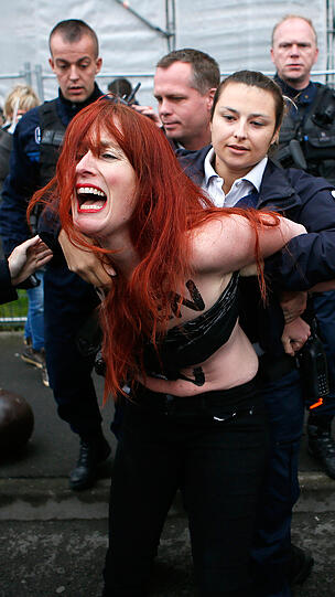 Femen-Aktivistinnen haben am Sonntag gegen die französische Präsidentschaftskandidatin Marine Le Pen protestiert. Die Bilder.