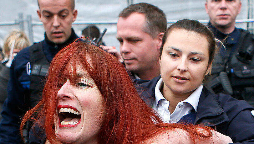 Femen-Aktivistinnen haben am Sonntag gegen die französische Präsidentschaftskandidatin Marine Le Pen protestiert. Die Bilder. Femen-Aktivistinnen haben am Sonntag gegen die französische Präsidentschaftskandidatin Marine Le Pen protestiert. Die Bilder.