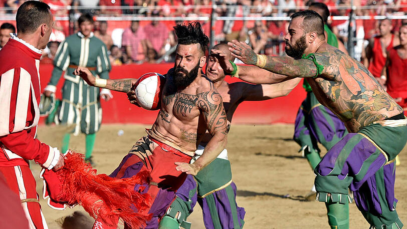 Der Spielball wird hier ganz schnell zur Nebensache - Schläge und Tritte sind hier ausdrücklich erlaubt. Die Biler vom Calcio Storico in Florenz.
