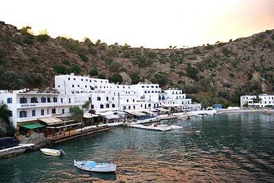 Die malerische Bucht von Loutro ist bis heute nur per Schiff erreichbar. Foto: Rohm