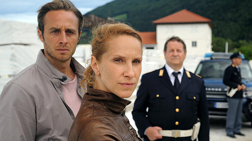 "Der Bozen-Krimi: Falsches Spiel": Jonas (Gabriel Raab, l.), Sonja (Chiara Schoras) und Peter Kerschbaumer (Hanspeter Müller-Drossaart) halten Martin Auer für einen Verdächtigen