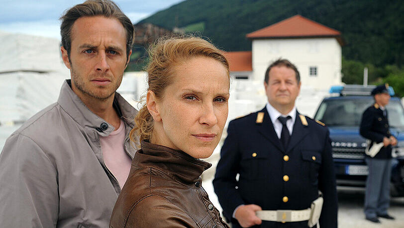 "Der Bozen-Krimi: Falsches Spiel": Jonas (Gabriel Raab, l.), Sonja (Chiara Schoras) und Peter Kerschbaumer (Hanspeter Müller-Drossaart) halten Martin Auer für einen Verdächtigen "Der Bozen-Krimi: Falsches Spiel": Jonas (Gabriel Raab, l.), Sonja (Chiara Schoras) und Peter Kerschbaumer (Hanspeter Müller-Drossaart) halten Martin Auer für einen Verdächtigen